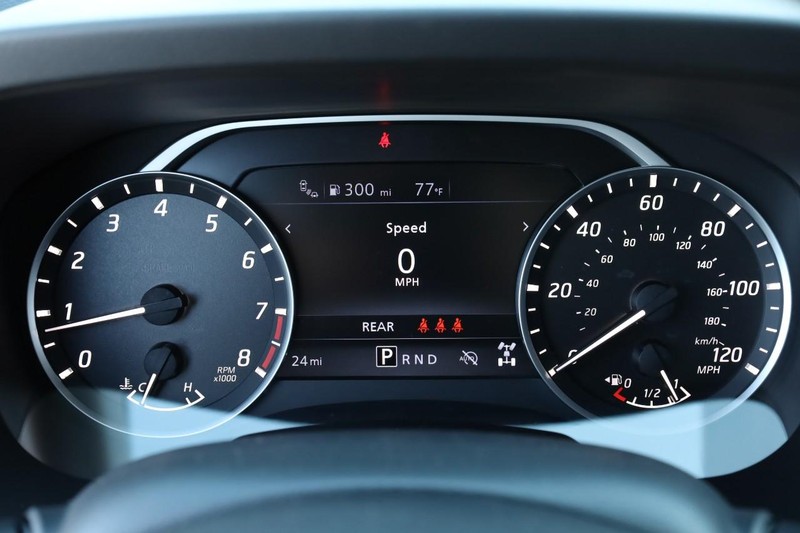 Nissan Frontier Vehicle Full-screen Gallery Image 10