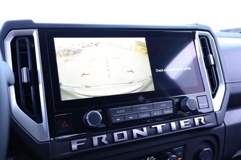 Nissan Frontier Vehicle Full-screen Gallery Image 12