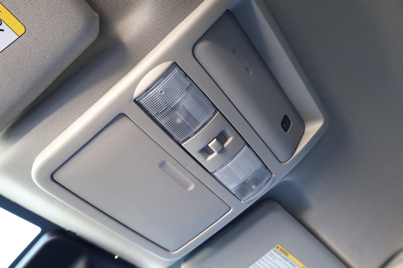 Nissan Frontier Vehicle Full-screen Gallery Image 17