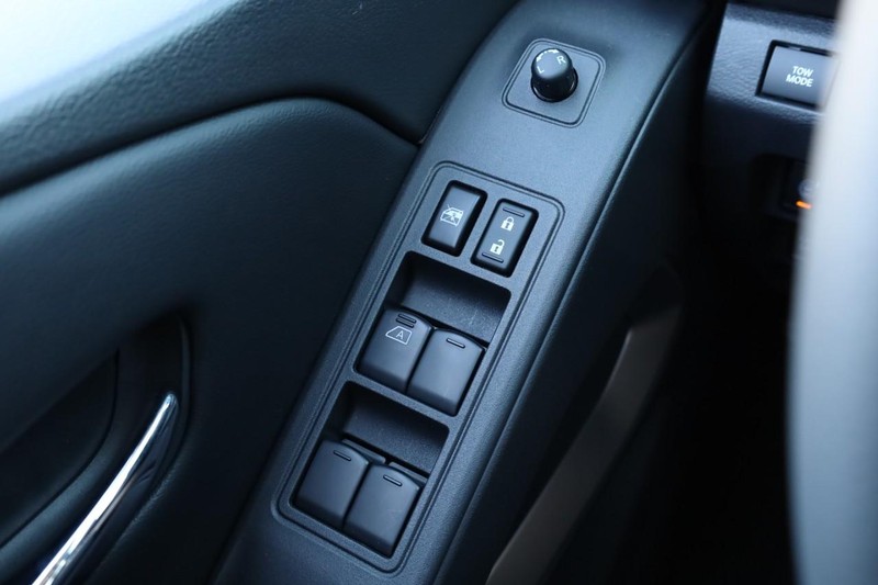 Nissan Frontier Vehicle Full-screen Gallery Image 18