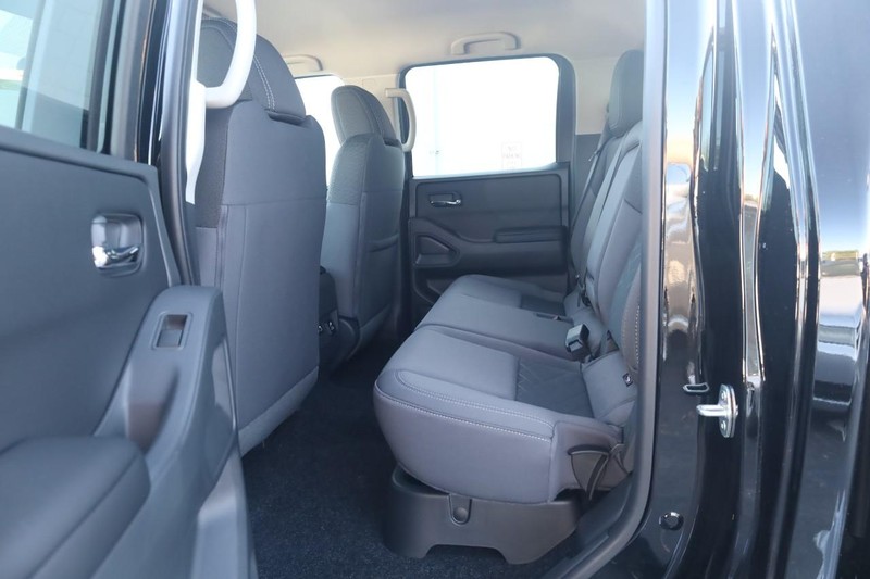 Nissan Frontier Vehicle Full-screen Gallery Image 21