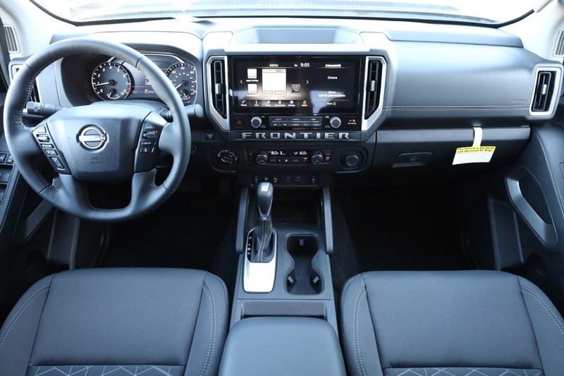 Nissan Frontier Vehicle Full-screen Gallery Image 23