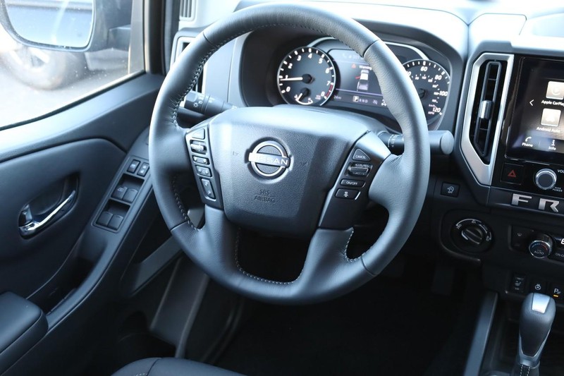 Nissan Frontier Vehicle Full-screen Gallery Image 24