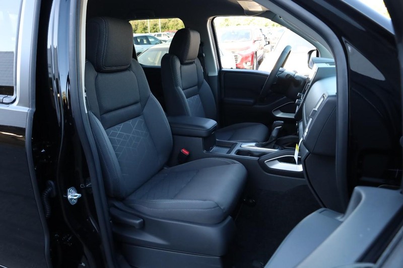 Nissan Frontier Vehicle Full-screen Gallery Image 25