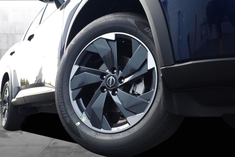 Nissan Rogue Vehicle Image 03