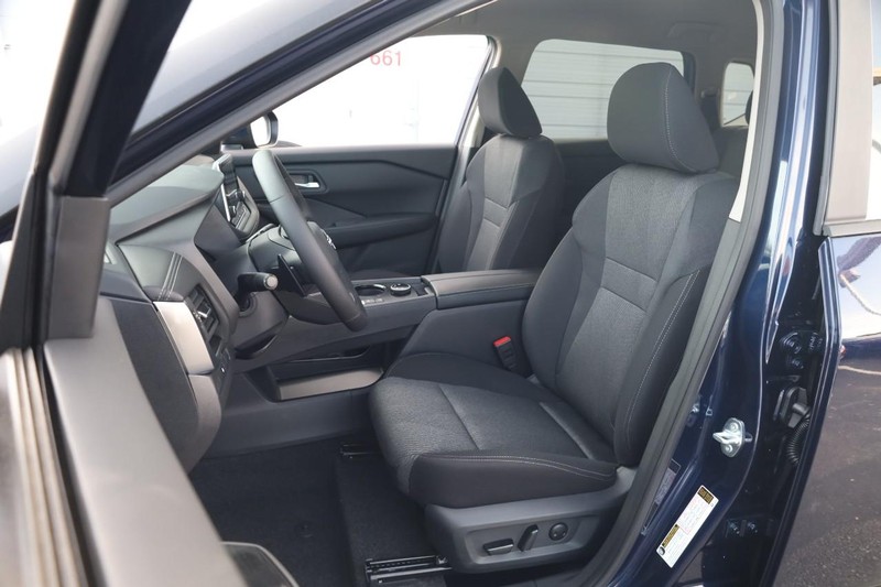 Nissan Rogue Vehicle Image 08