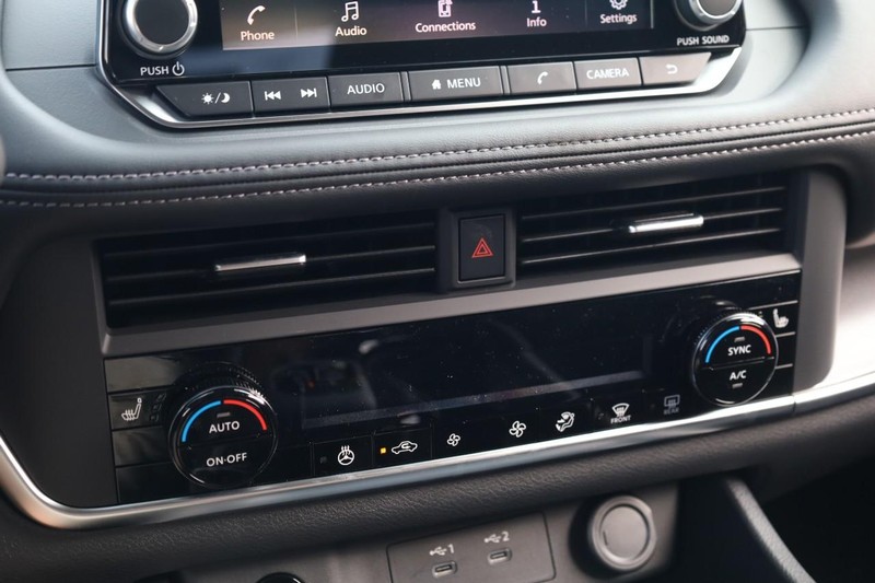 Nissan Rogue Vehicle Image 13