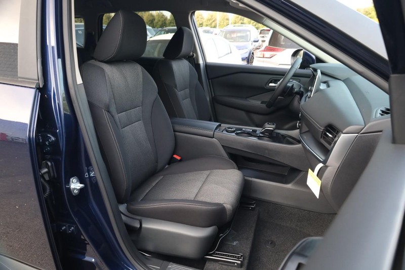 Nissan Rogue Vehicle Image 24