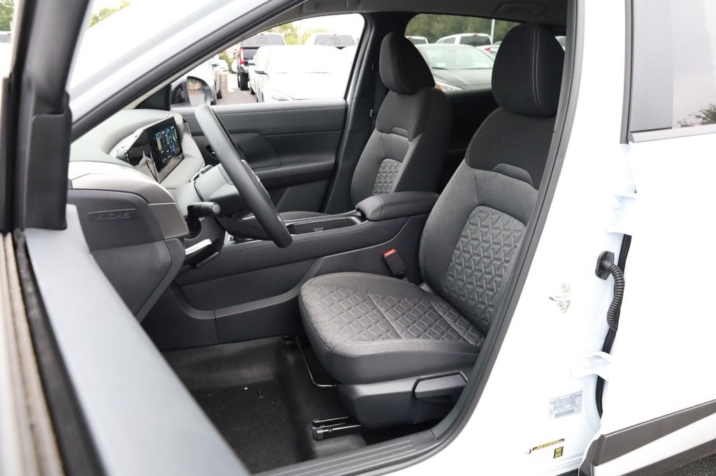 Nissan Kicks Vehicle Image 08