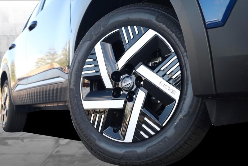 Nissan Kicks Vehicle Image 03