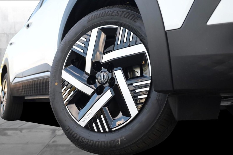 Nissan Kicks Vehicle Image 03