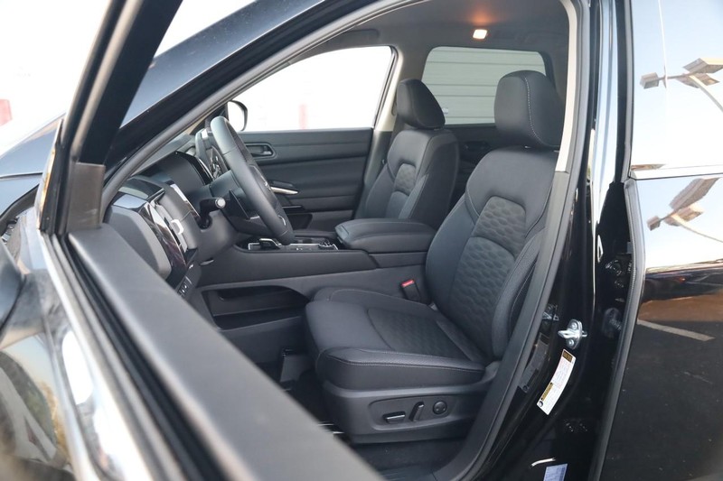 Nissan Pathfinder Vehicle Image 10