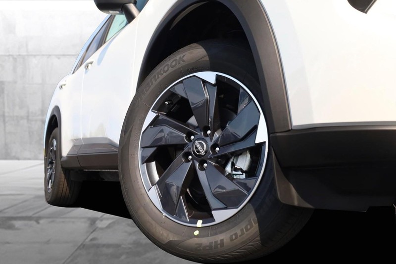 Nissan Rogue Vehicle Image 03