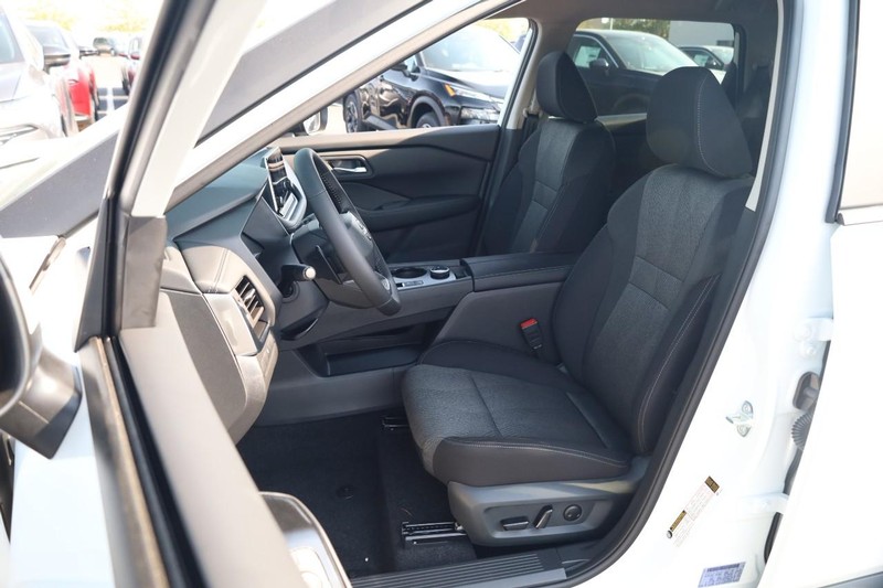 Nissan Rogue Vehicle Image 08