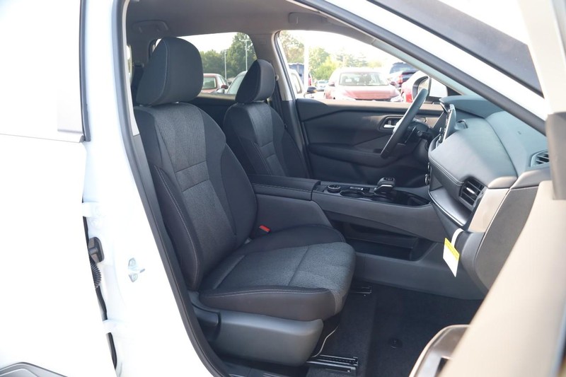 Nissan Rogue Vehicle Image 24