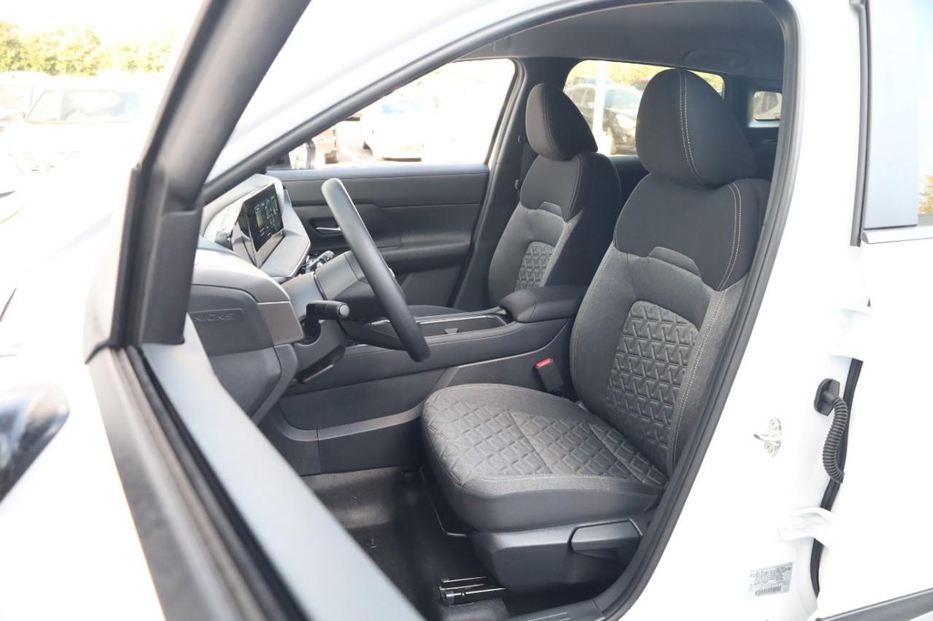 Nissan Kicks Vehicle Image 08