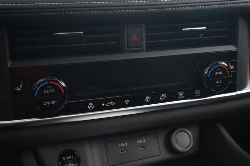 Nissan Rogue Vehicle Image 15