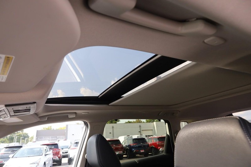 Nissan Rogue Vehicle Image 09