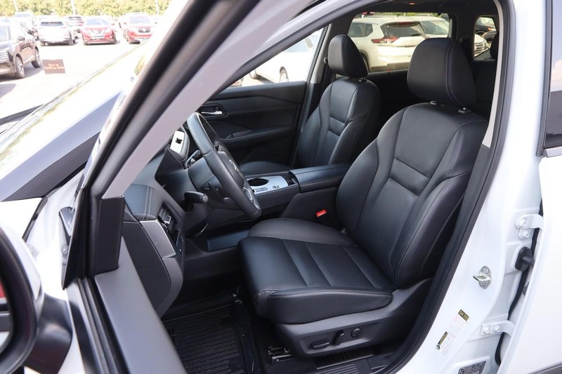 Nissan Rogue Vehicle Image 10