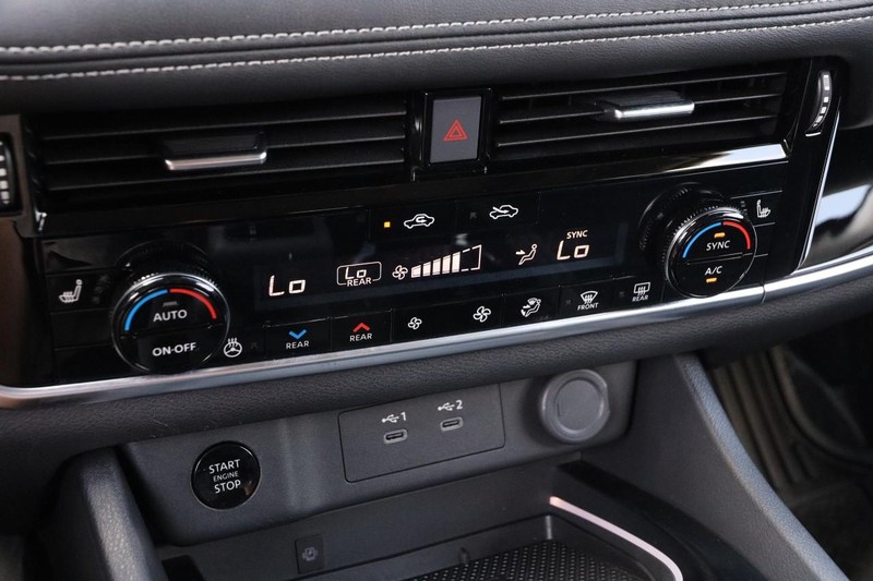 Nissan Rogue Vehicle Image 19