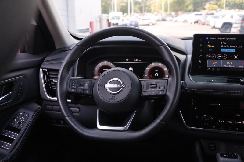 Nissan Rogue Vehicle Image 24