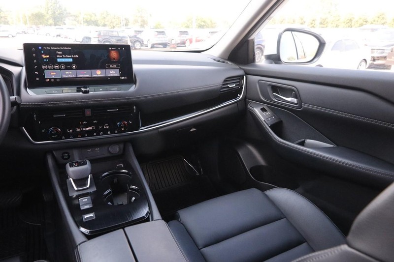 Nissan Rogue Vehicle Image 26