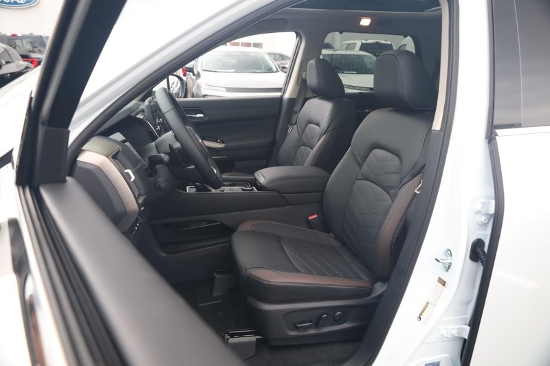 Nissan Pathfinder Vehicle Image 10