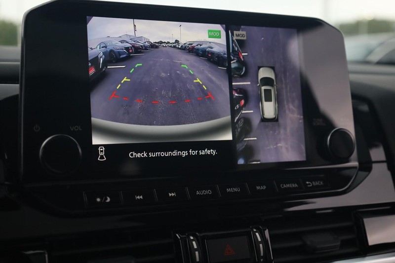 Nissan Pathfinder Vehicle Image 17