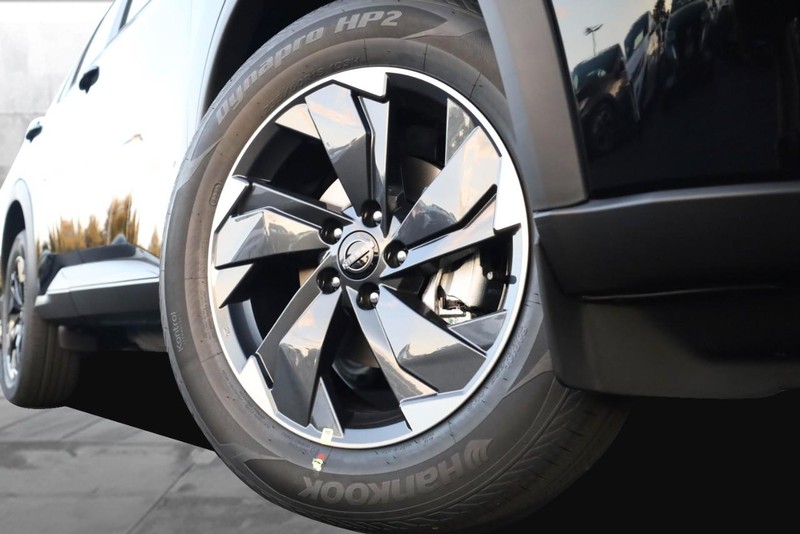 Nissan Rogue Vehicle Image 03