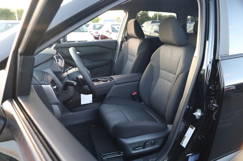 Nissan Rogue Vehicle Image 08