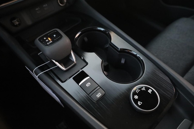 Nissan Rogue Vehicle Image 15