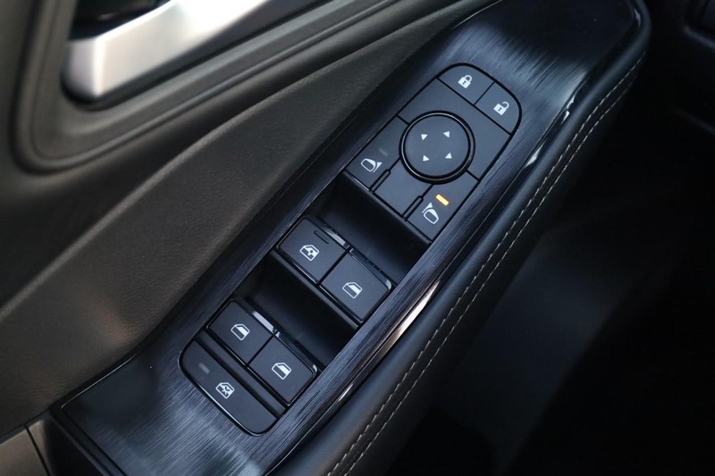 Nissan Rogue Vehicle Image 17