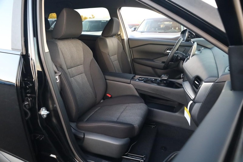 Nissan Rogue Vehicle Image 24