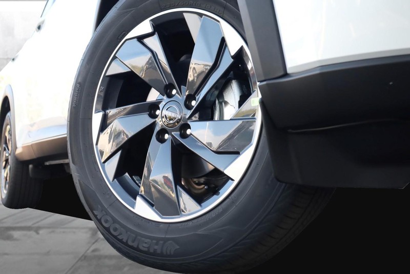 Nissan Rogue Vehicle Image 03