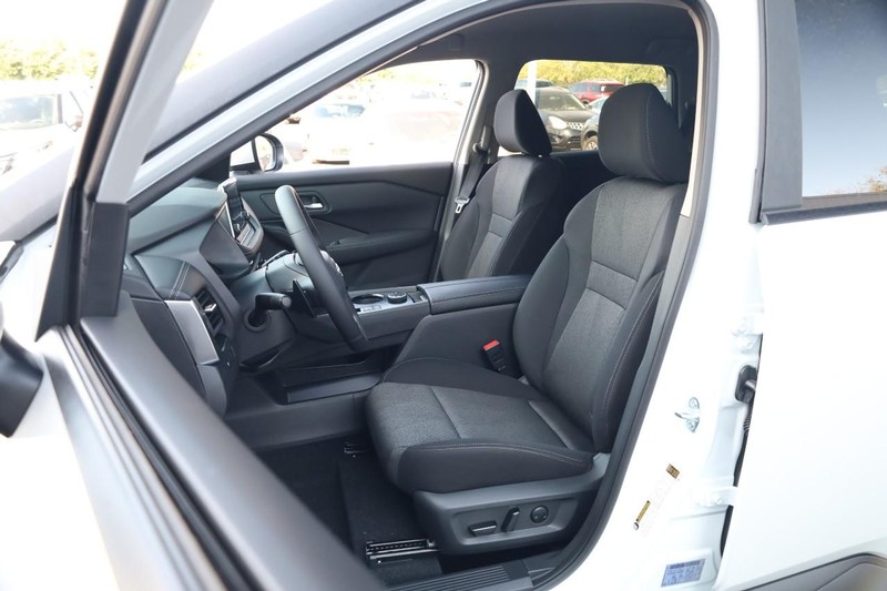 Nissan Rogue Vehicle Image 08