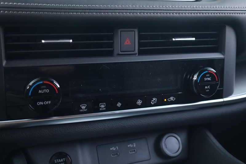 Nissan Rogue Vehicle Image 13