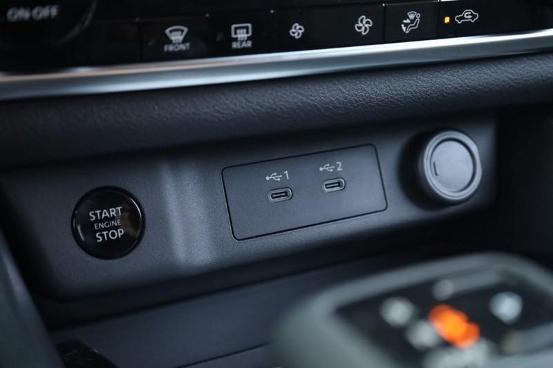 Nissan Rogue Vehicle Image 14