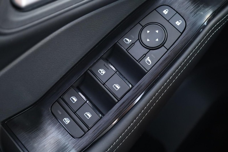 Nissan Rogue Vehicle Image 17