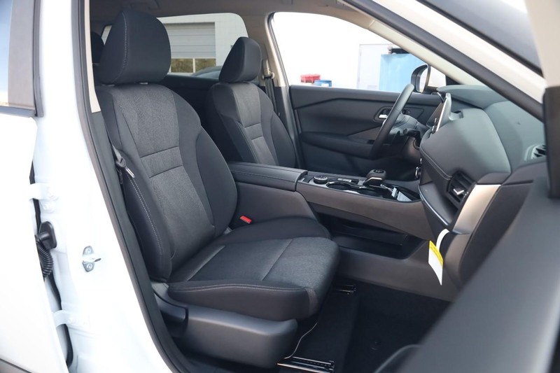 Nissan Rogue Vehicle Image 24