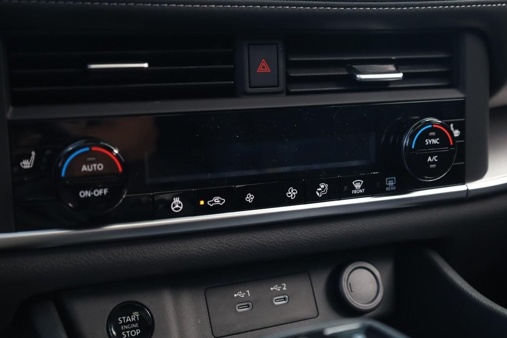 Nissan Rogue Vehicle Image 15