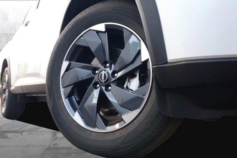 Nissan Rogue Vehicle Full-screen Gallery Image 3