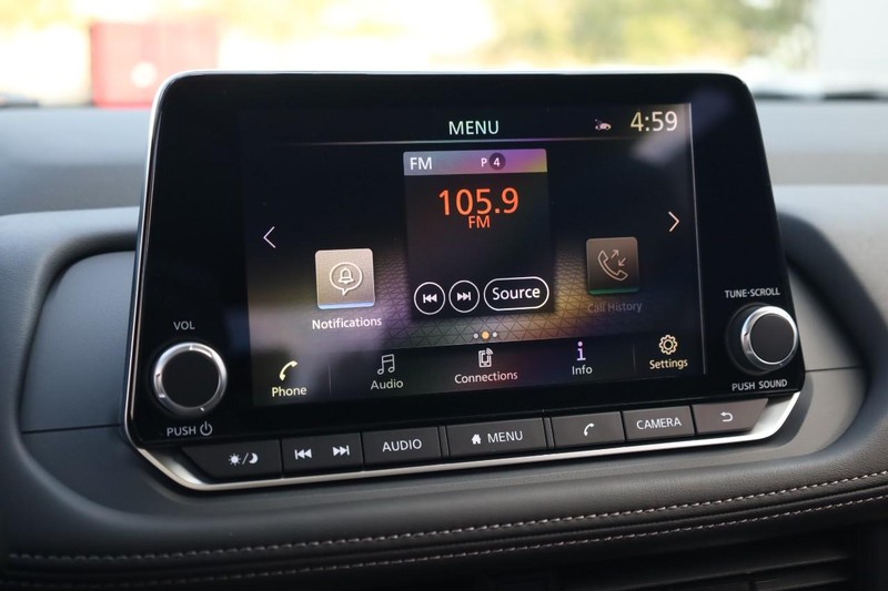 Nissan Rogue Vehicle Full-screen Gallery Image 13