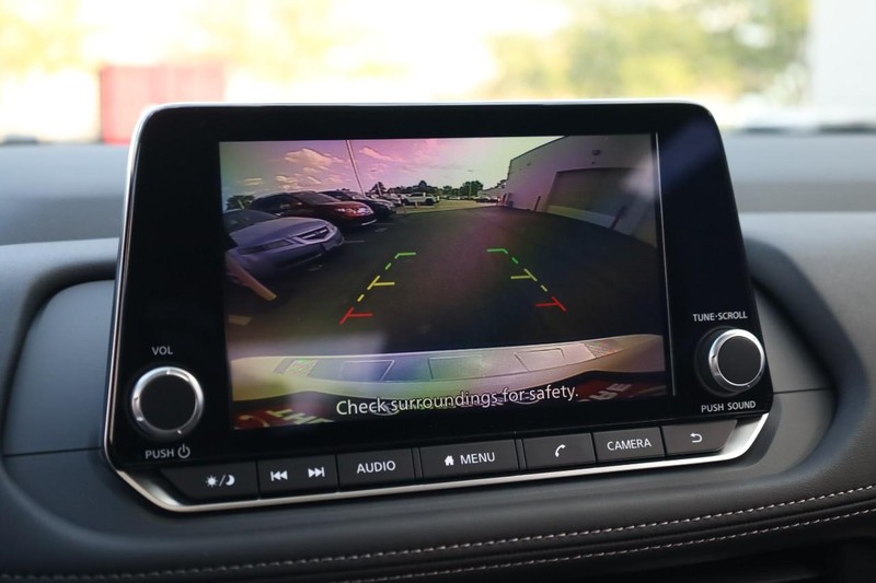 Nissan Rogue Vehicle Full-screen Gallery Image 14