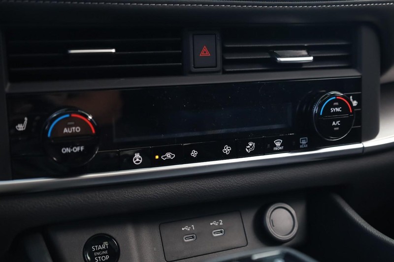 Nissan Rogue Vehicle Full-screen Gallery Image 15