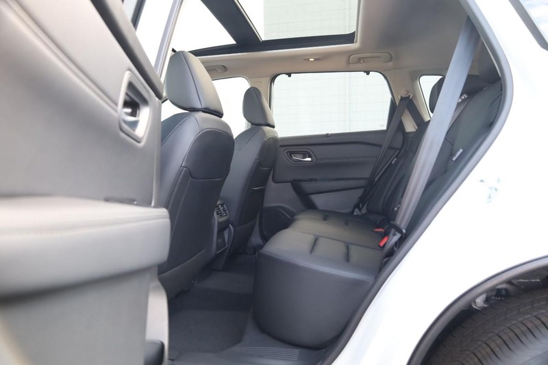 Nissan Rogue Vehicle Full-screen Gallery Image 19