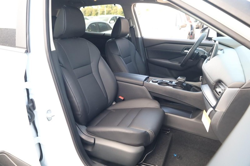 Nissan Rogue Vehicle Full-screen Gallery Image 23