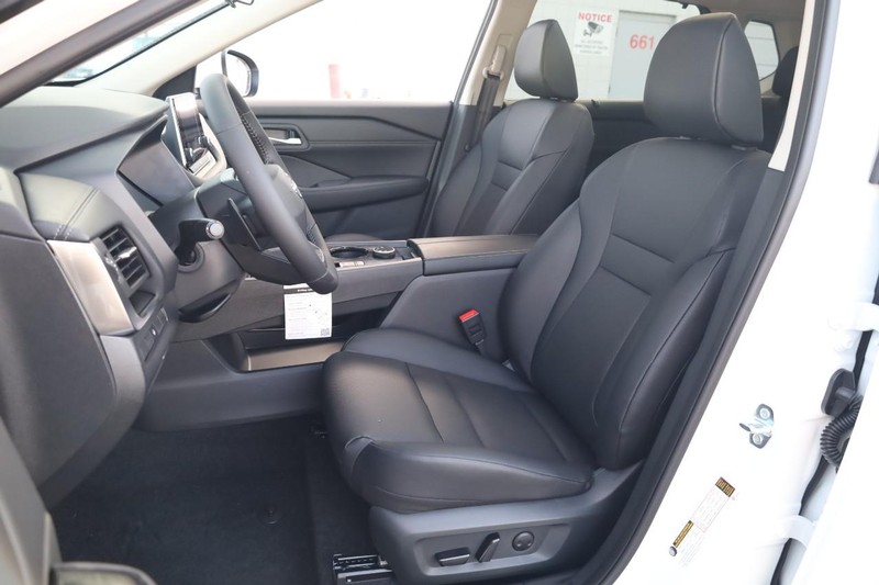 Nissan Rogue Vehicle Image 10