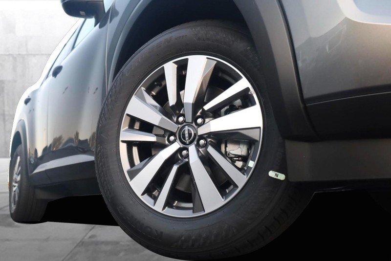 Nissan Pathfinder Vehicle Full-screen Gallery Image 3