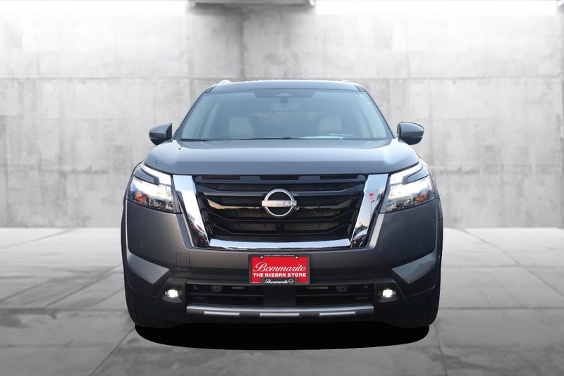 Nissan Pathfinder Vehicle Full-screen Gallery Image 4