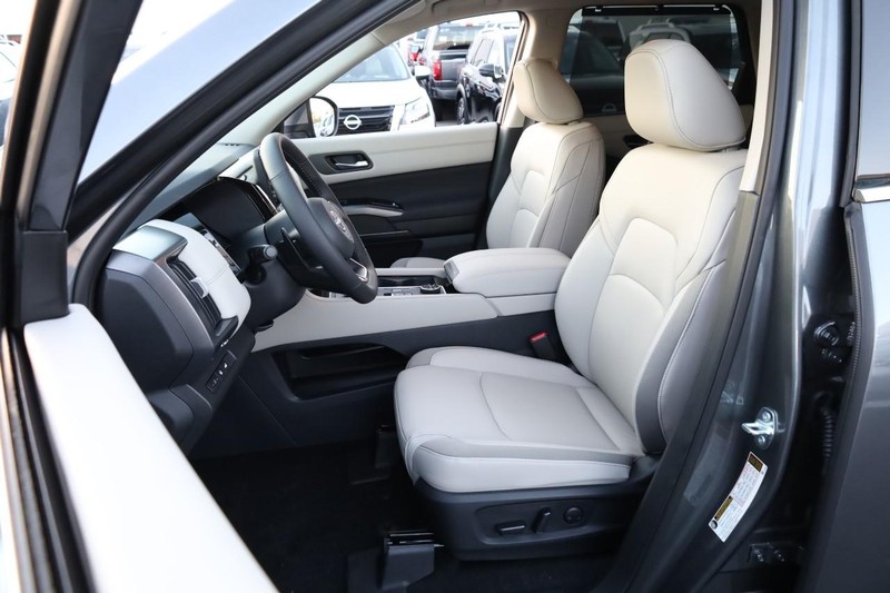 Nissan Pathfinder Vehicle Full-screen Gallery Image 10